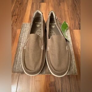 Brand New Women Crocs Walu Canvas Loafer Size 9